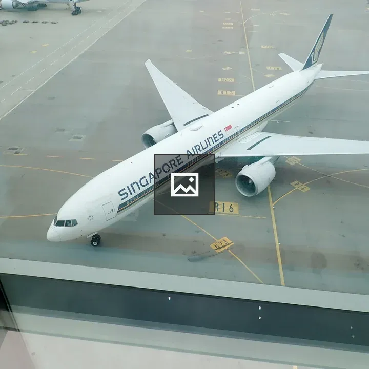 Singapore Airlines aircraft taxiing at HKIA