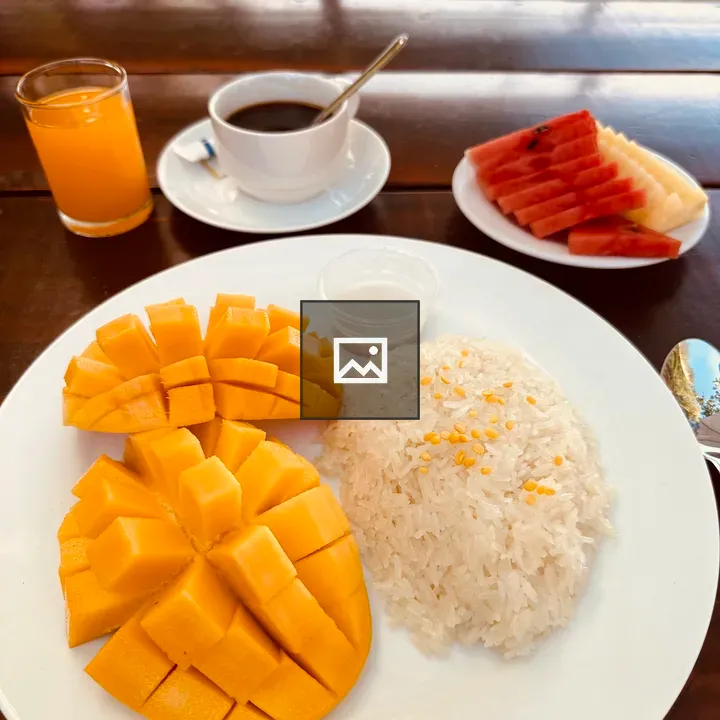 Mango sticky rice dish
