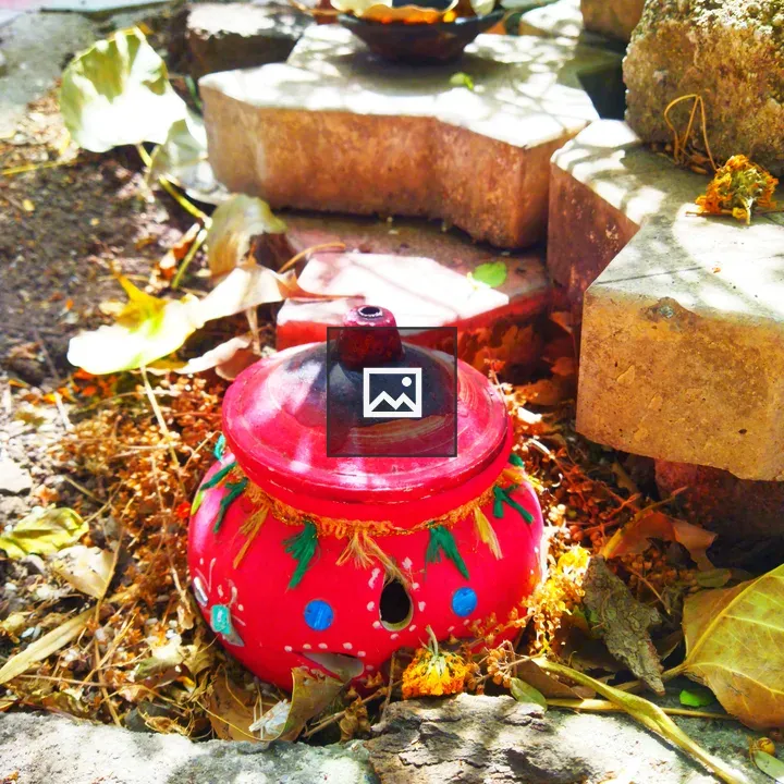 Red Garbo Pot with Oil Lamp