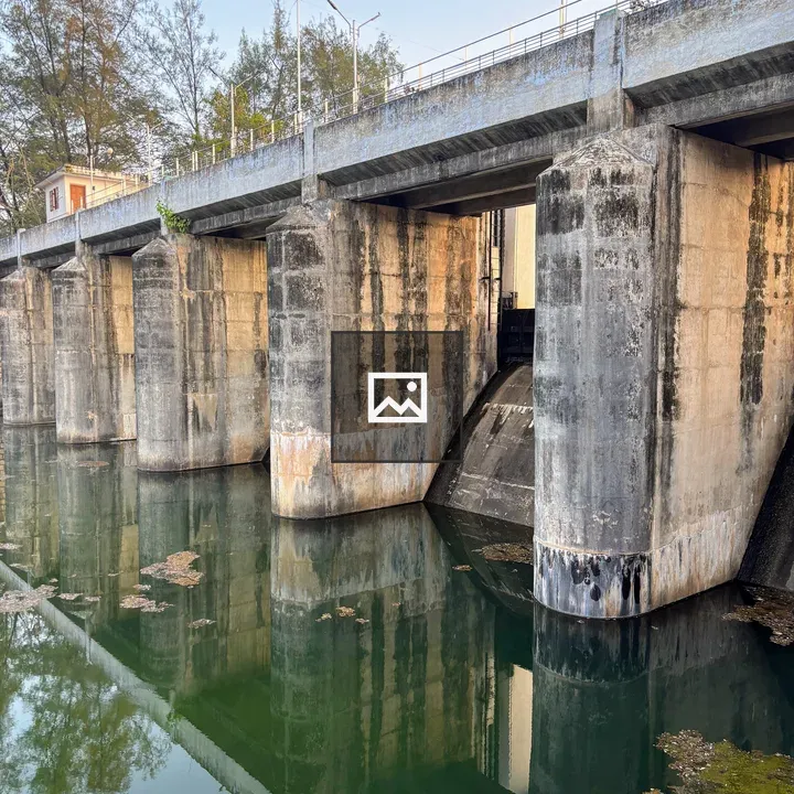 Closed check dam with water