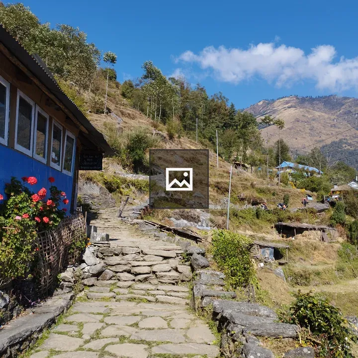 Trekking pathway to Mardi Himal
