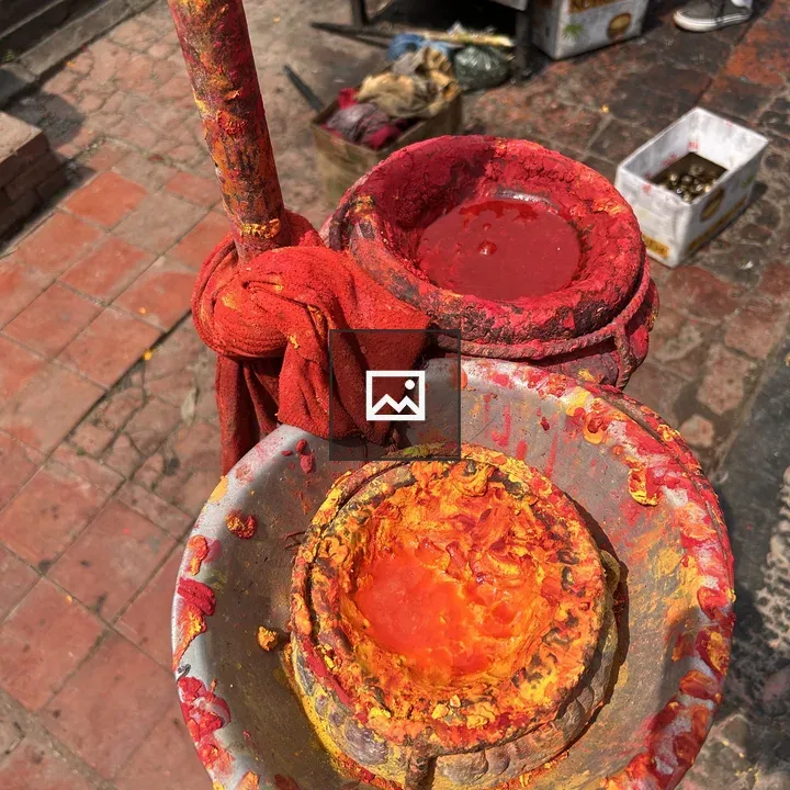 Powder containers for ritual uses
