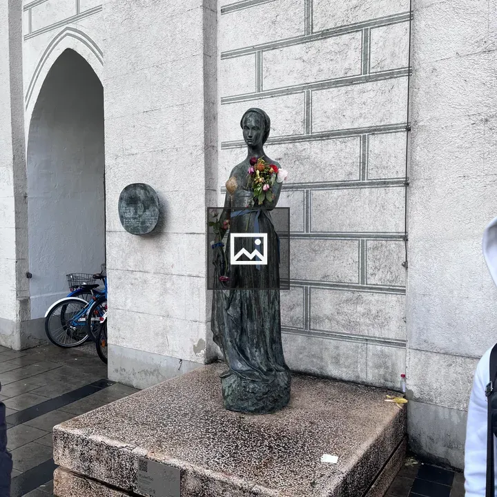 Julietta, Munich at a Sculpture