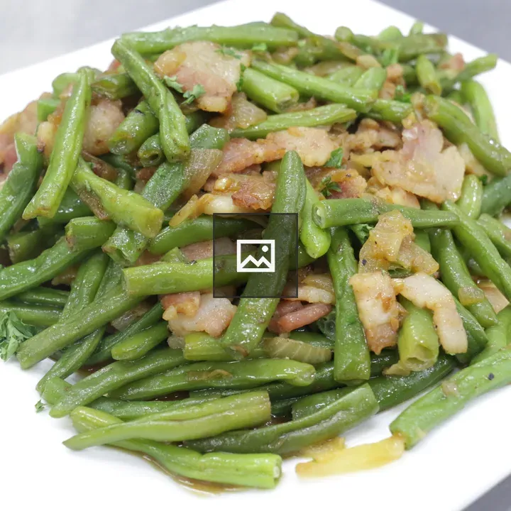 Cooked green beans with bacon