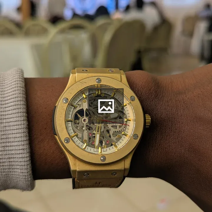 Wristwatch with transparent dial
