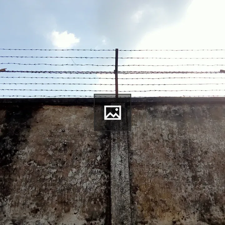 Weathered wall with barbed wire