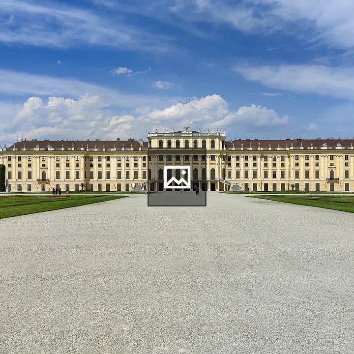 Frontal view of Schönbrunn Palace