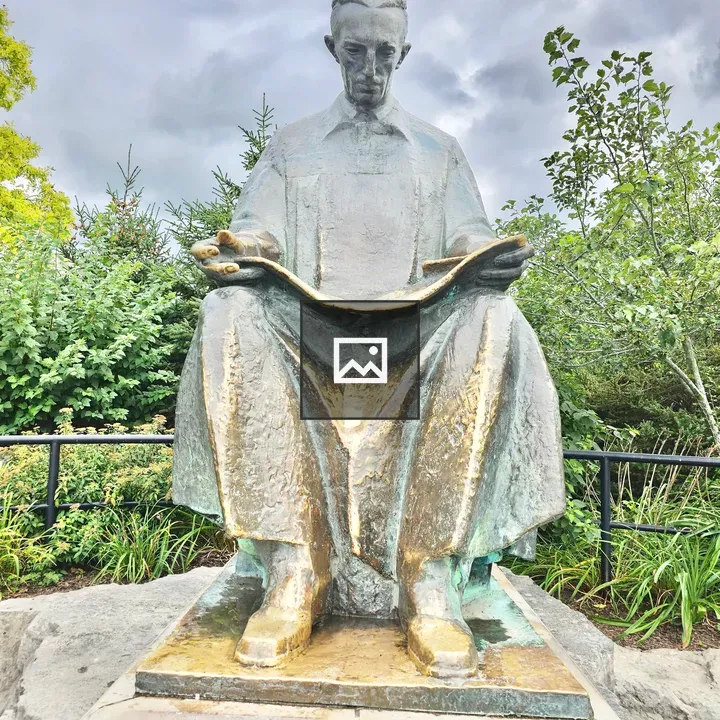 Nikola Tesla Statue Near Niagara Falls