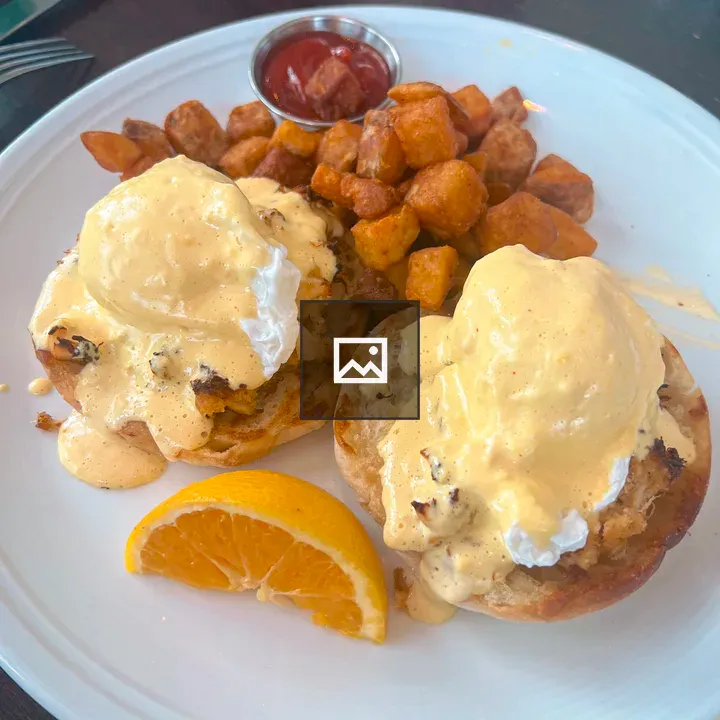 Crab Cakes Benedict plate