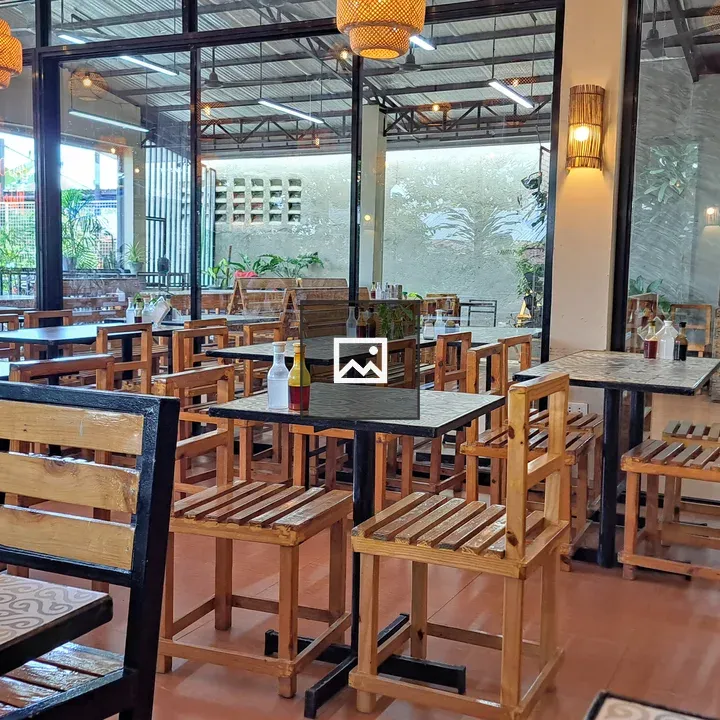 Restaurant tables and chairs arrangement