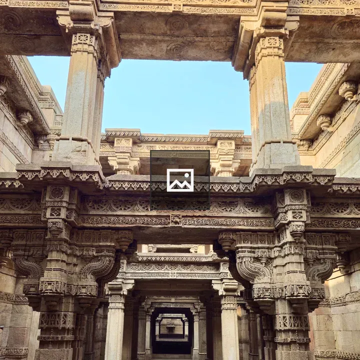Adalaj Stepwell: Stone Columns