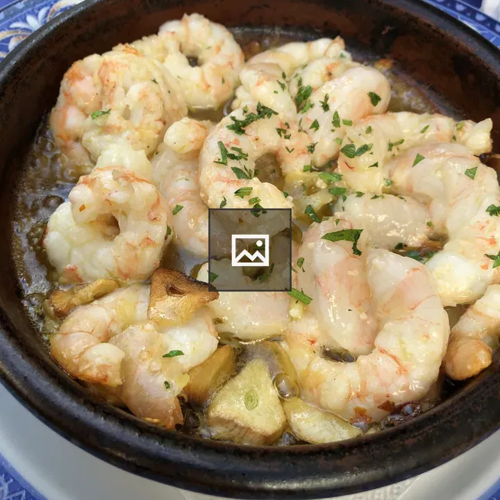 Garlic prawns in clay pot