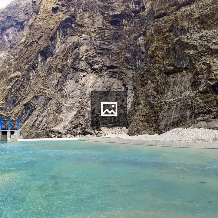 Lake with turquoise water and cliffs