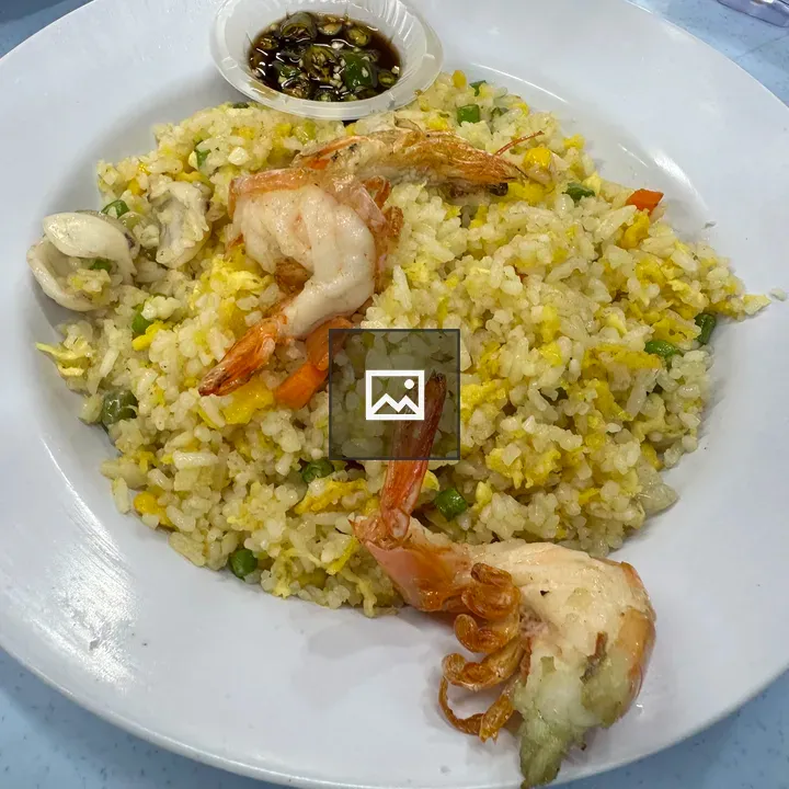 Fried rice with prawns and vegetables