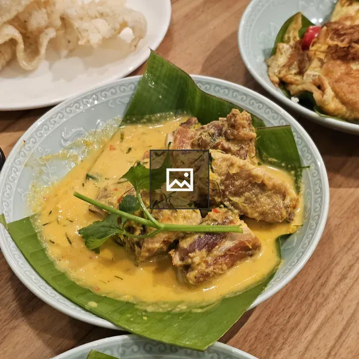 Chicken omelette pieces with yellow paste