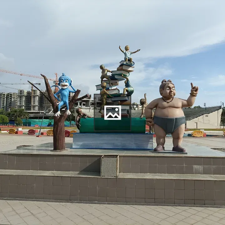 Wonders Park sculpture and sky