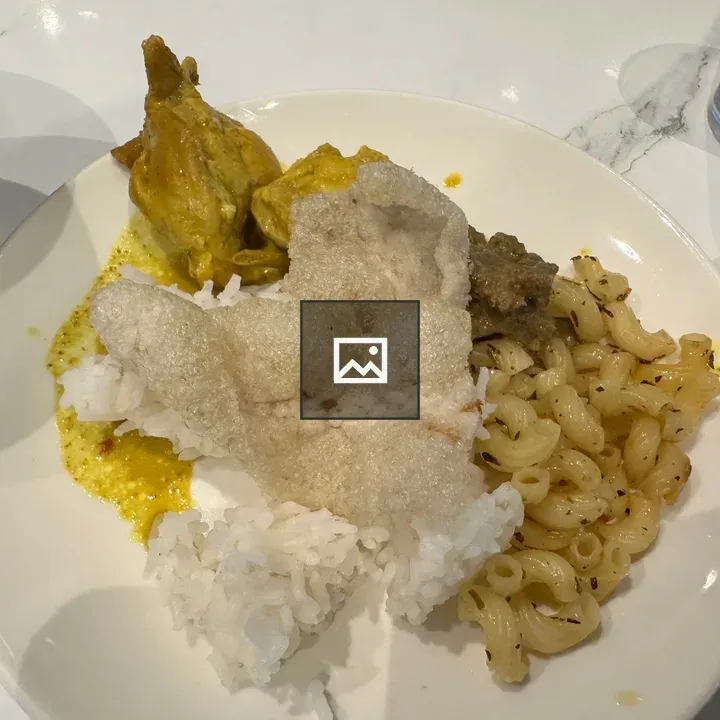Elbow macaroni and curry dish