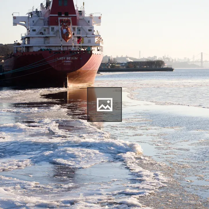 Bulk carrier Lady Begum in Hudson ice
