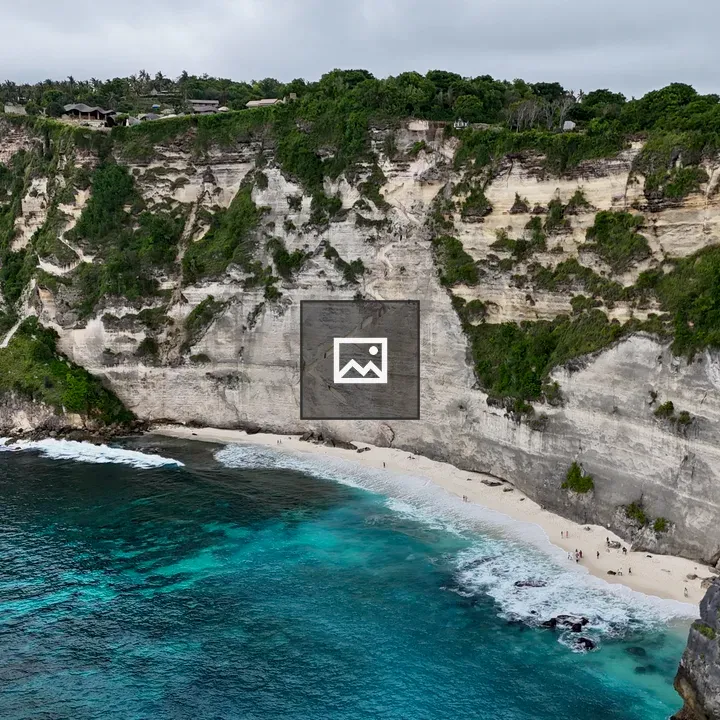 Diamond Beach cliff scene