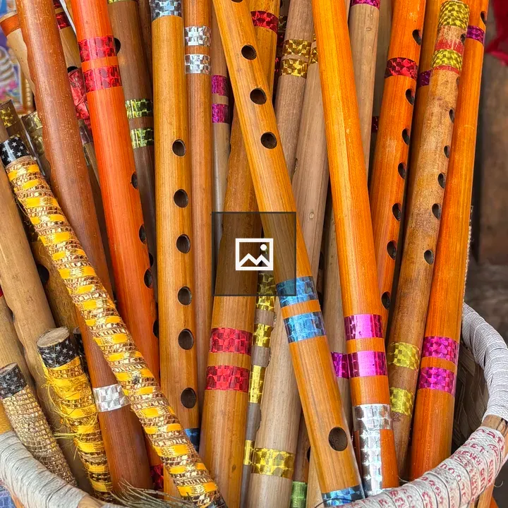 Woven basket with wooden flutes