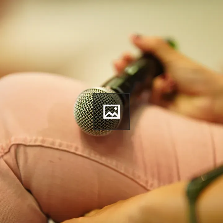 Hand holding microphone at WordCamp Pontevedra