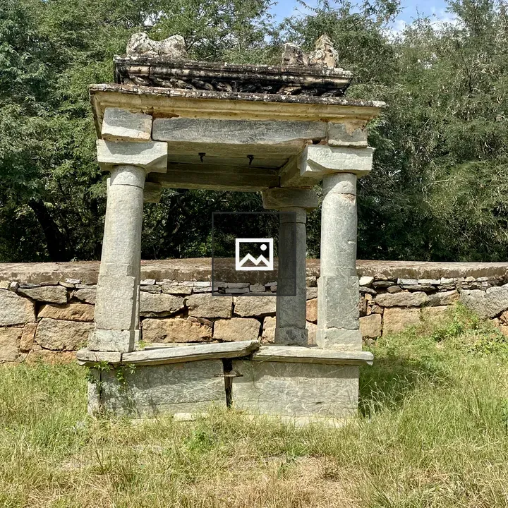 Ruined stone mandapa at Nuggehalli