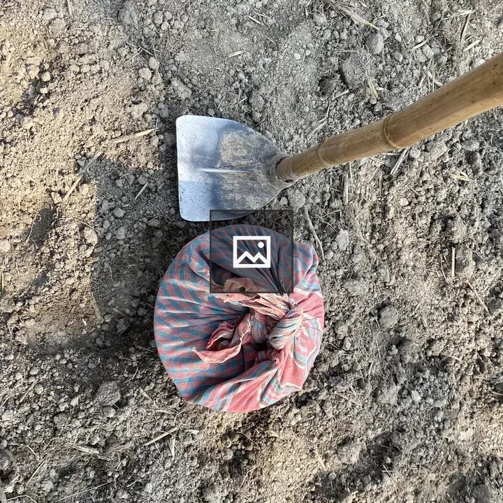 Striped sack with shovel