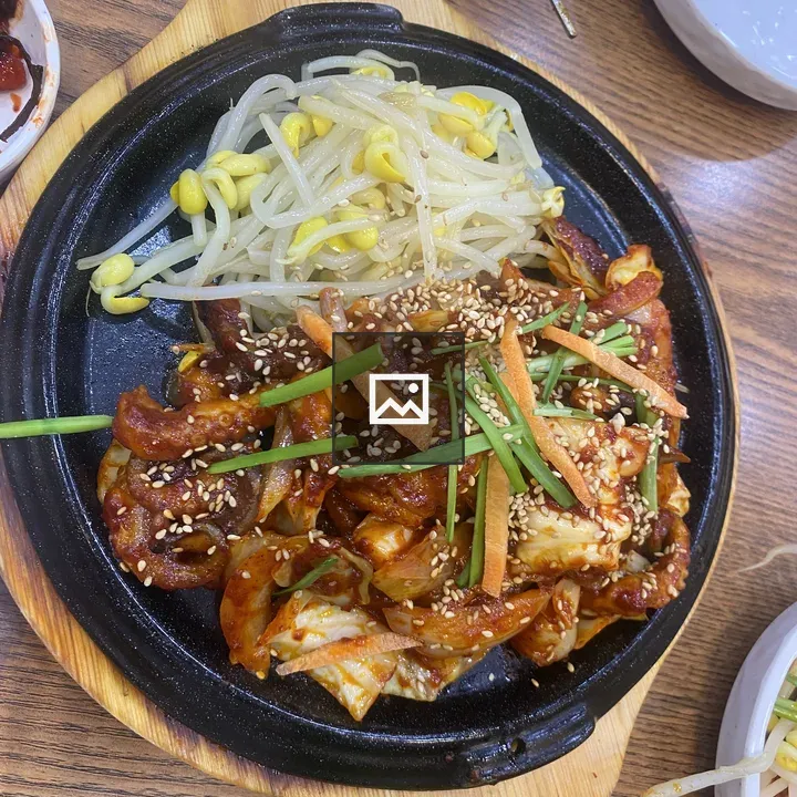 Stir-fried meat with garnishes