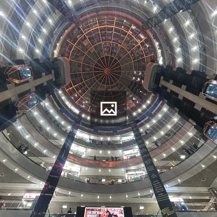 Ceiling levels in a shopping mall
