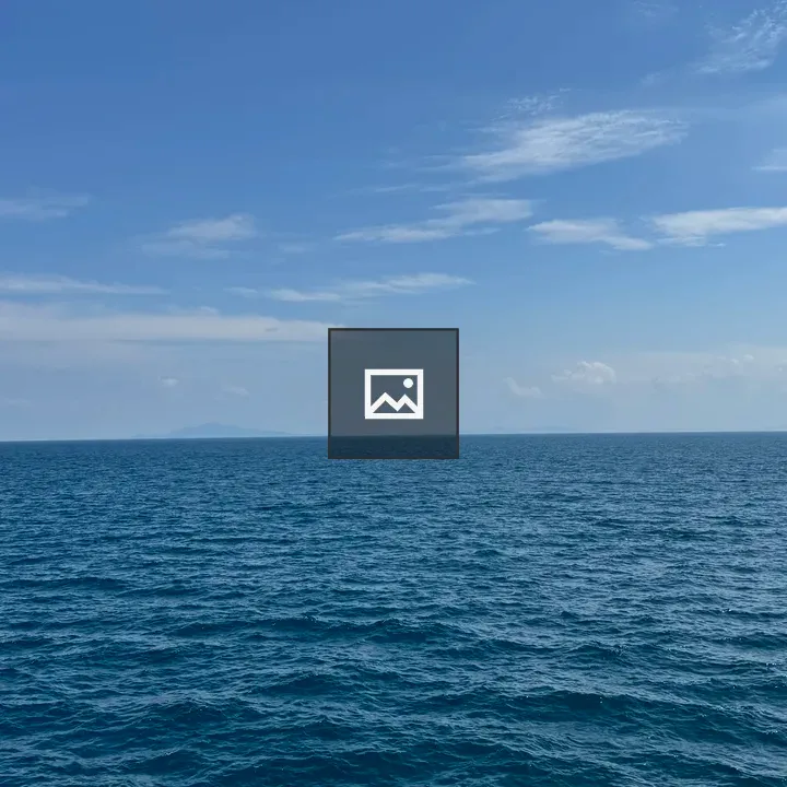 Horizon over blue ocean