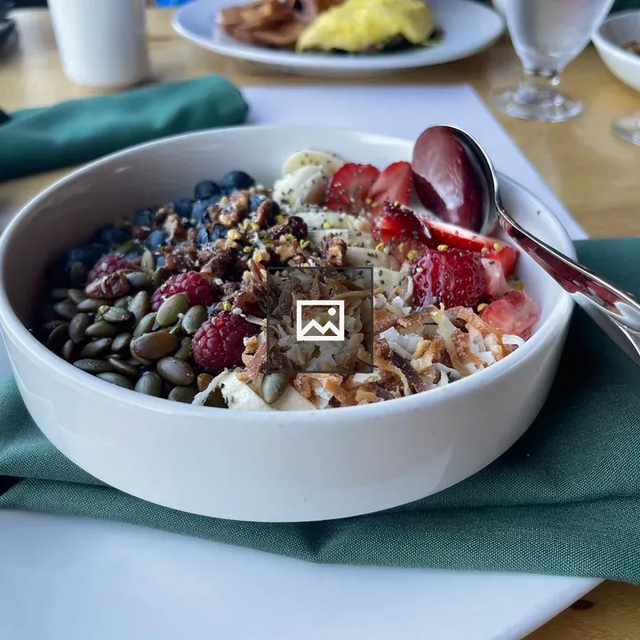 Smoothie bowl with fruits and toppings