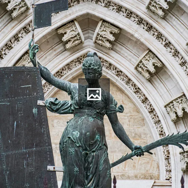 Replacement copy of Giraldillo statue