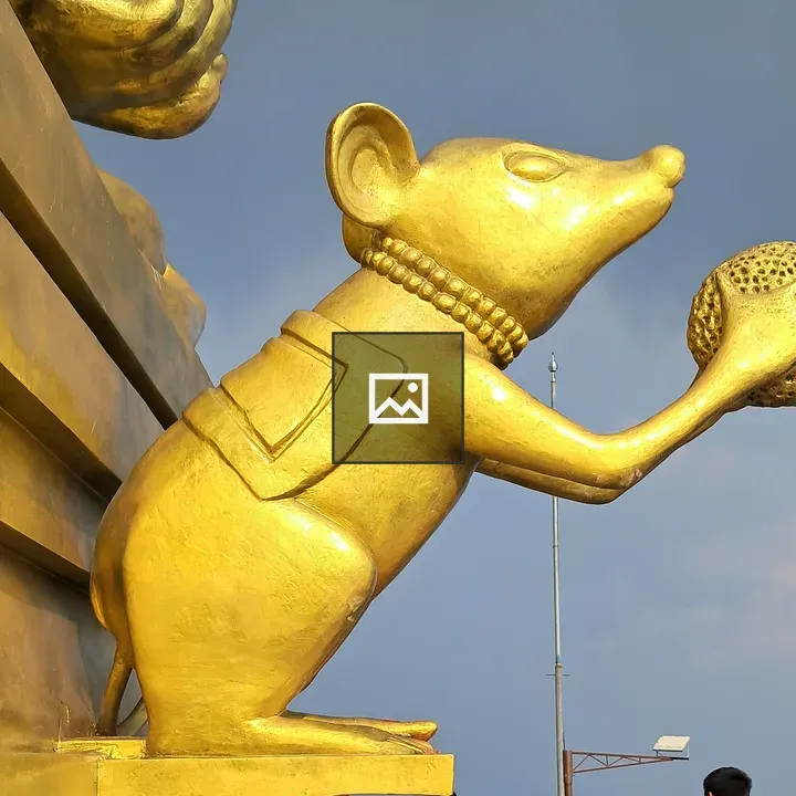 Shiny golden mouse statue with ball