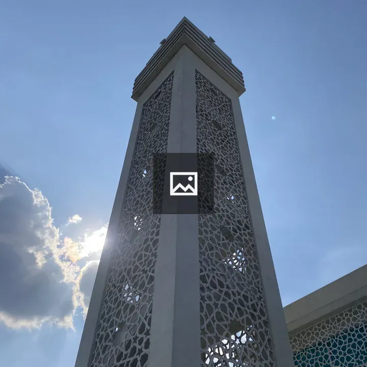 Tall minaret with latticework
