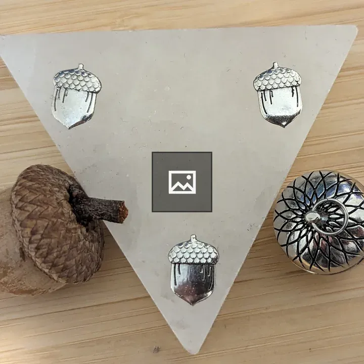 Crystal triangle with acorns