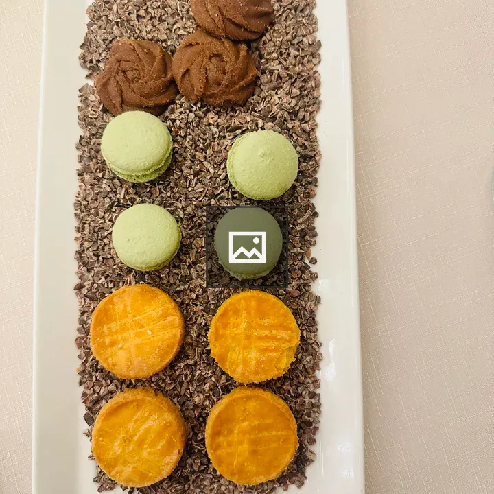 Flavors: chocolate and cookies in tray