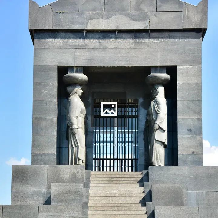 Monument to the Unknown Hero sculpture