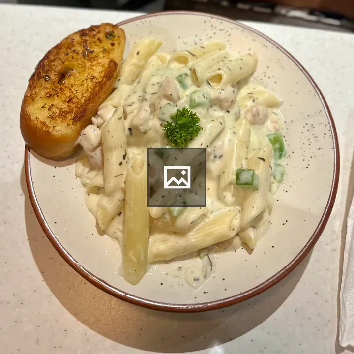 Creamy Alfredo Penne with Garnish