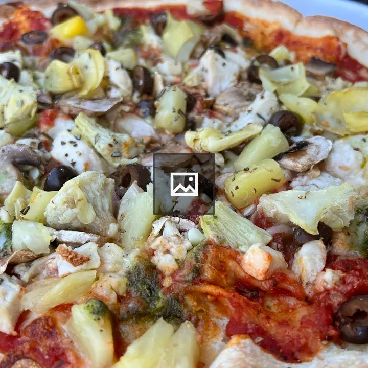 Chicken and artichoke pizza