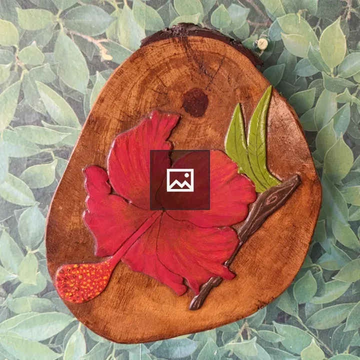 Wooden slice with hibiscus