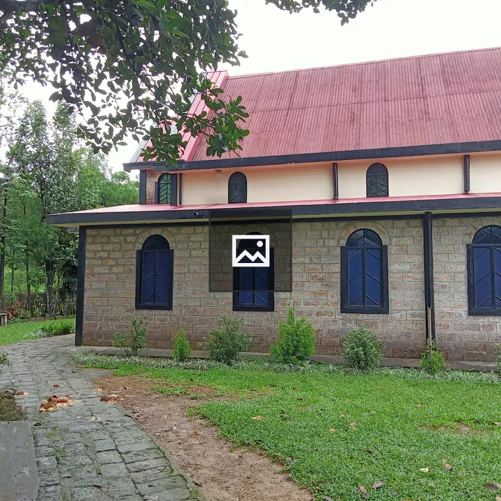 Building among green surroundings in Mawlynnong