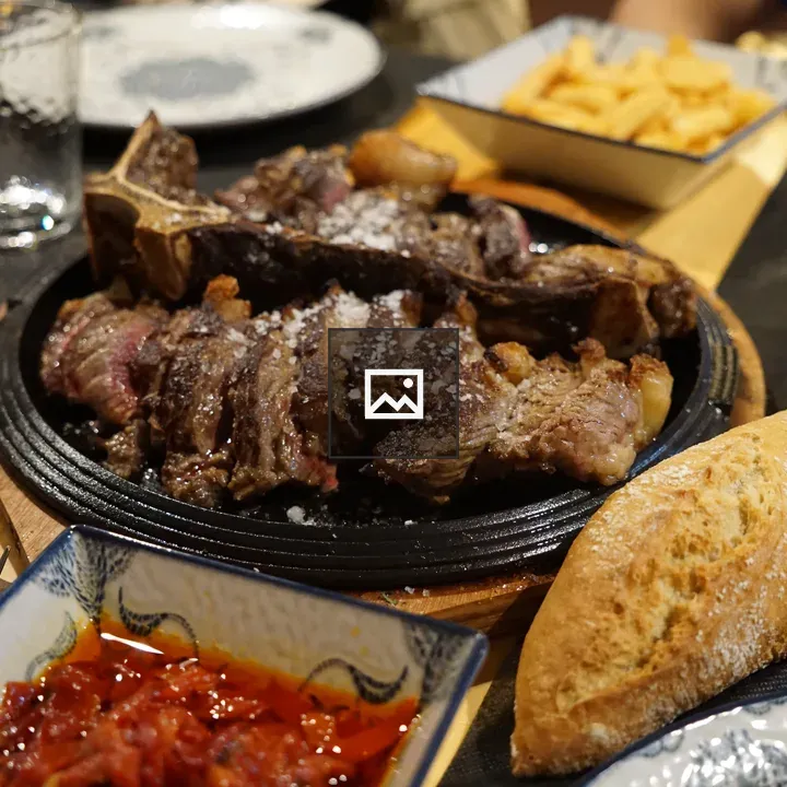 Beef steak with fries and bread