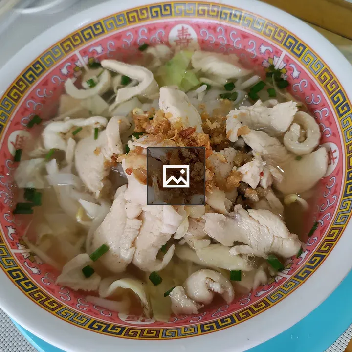 Chinese noodles with boiled chicken