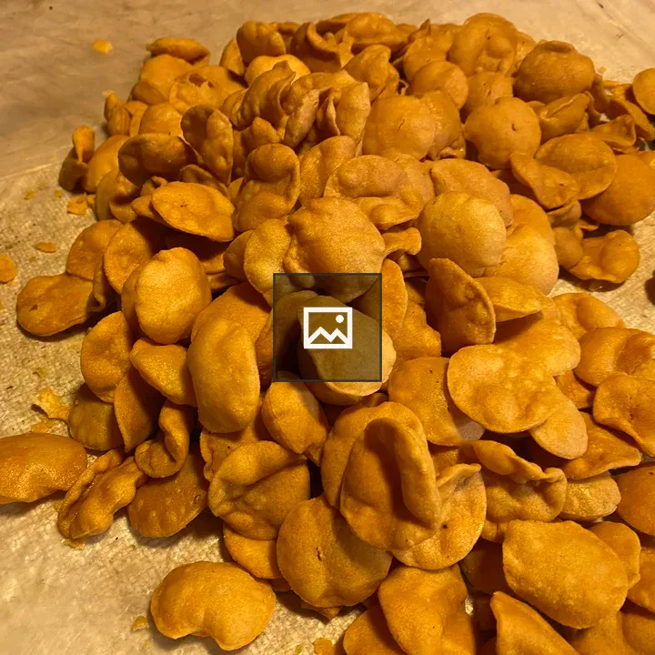 Crunchy round snack chips