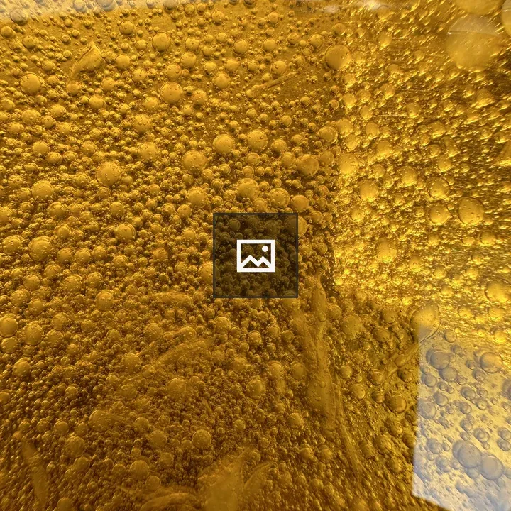 Bubbles in oil and lemon