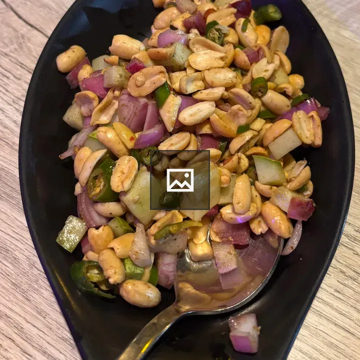 Spicy peanut salad