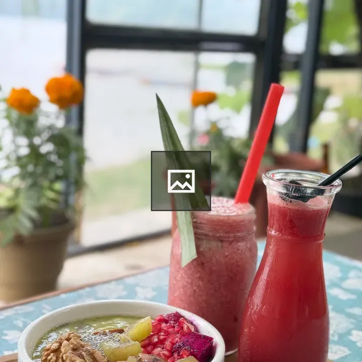 Smoothie bowls with fruit and juice