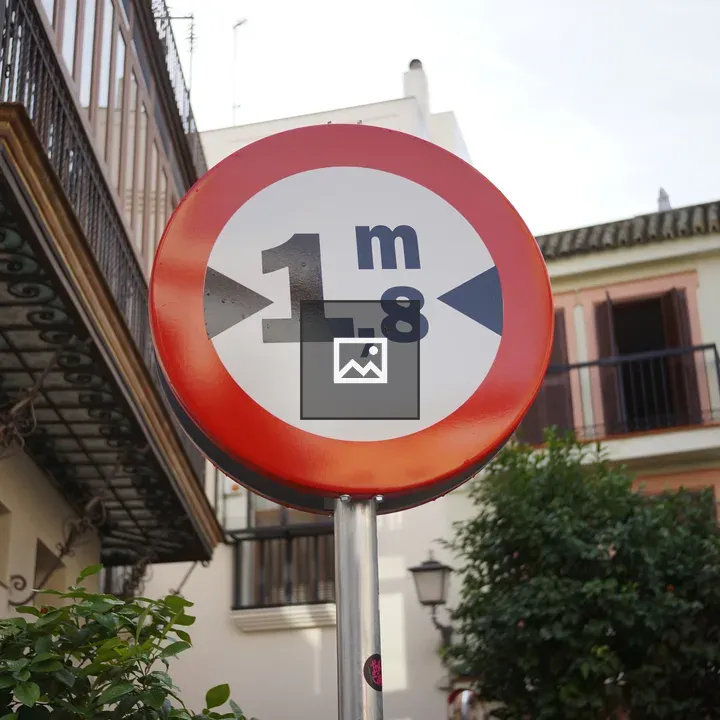 Narrow street traffic sign