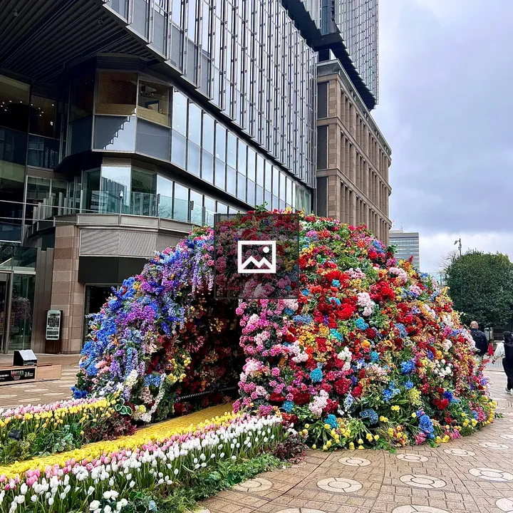Dome-shaped flower installation