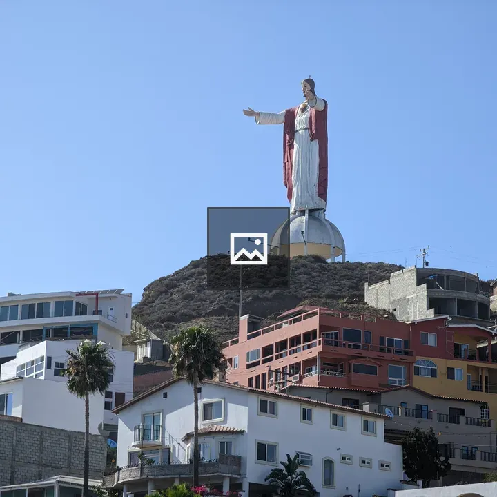 Christo del Sagrado Corazón statue scene